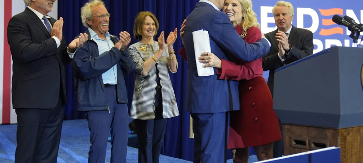 Kerry Kennedy abraza ayer a Joe Biden, junto a  Maxwell, Joe, Kathleen y Christopher Kennedy.