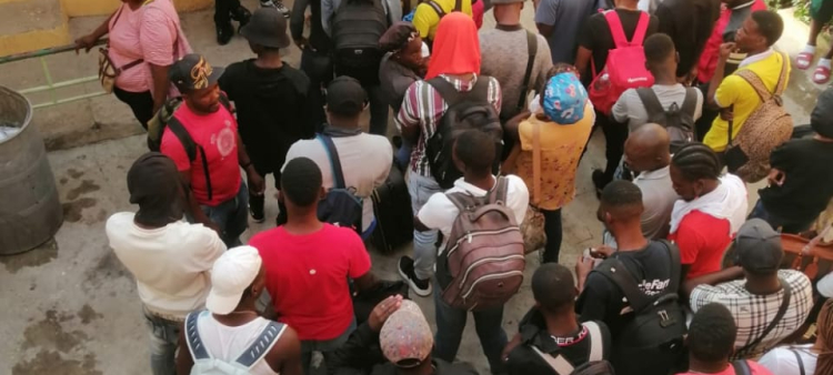 Haitianos detenidos en el Hotel Eureka, ubicado en la calle Francisco del Rosario Sánchez, esquina Ramón Matías Mella, en la provincia de Elías Piña