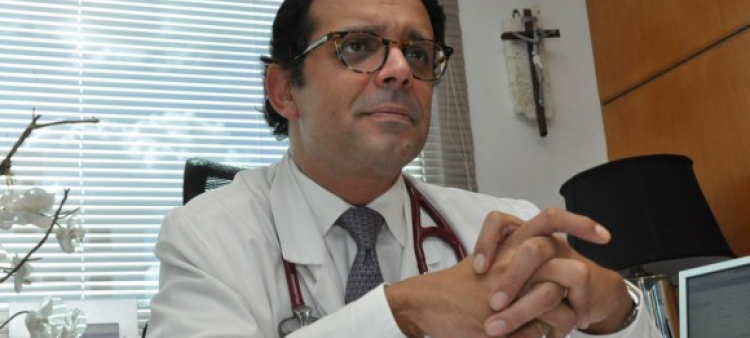 El cardiólogo Pedro Ureña mostró preocupación por condenas contra médicos.