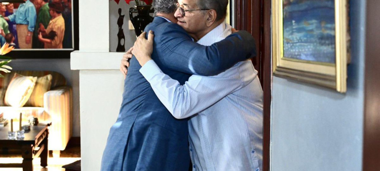 Franklin Almeyda Rancier y Leonel Fernández en un abrazo que recuerda su amistad y compañerismo político del Partido Fuerza del Pueblo.