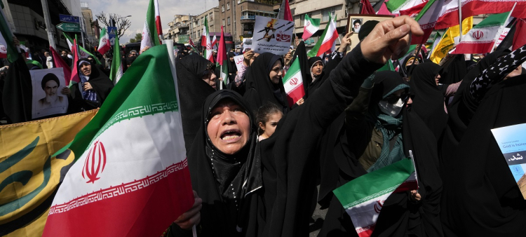Una mujer grita consignas durante una protesta anti-israelí luego de la oración del viernes en Teherán, Irán, el viernes 19 de abril de 2024.