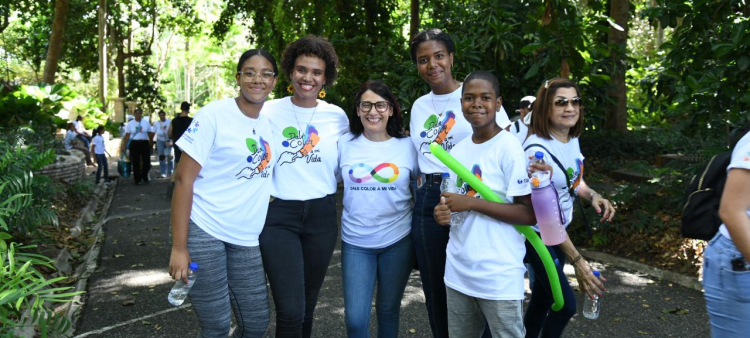 Decenas de padres y madres llegan la mañana de este domingo al Jardín Botánico para realizar la caminata “Dale color a mi vida 2024” encabezada por la Fundación Manos Unidas por Autismo.