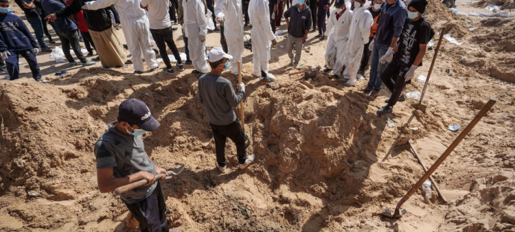 Trabajadores sanitarios cavan en busca de cadáveres enterrados por las fuerzas israelíes en el complejo hospitalario de Nasser, en Jan Yunis, en el sur de la Franja de Gaza