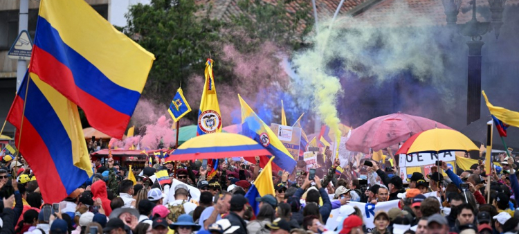 Manifestantes marchan contra el gobierno del presidente colombiano Gustavo Petro por las reformas de la sanidad y las pensiones en Bogotá, el 21 de abril de 2024