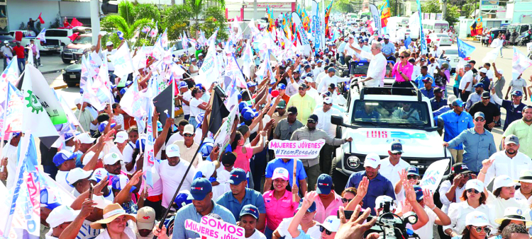 Dirigentes y aliados del PRM marchan junto al presidente y candidato a la reelección, Luis Abinader.