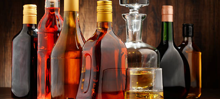 Composición con botellas de bebidas alcohólicas variadas.
