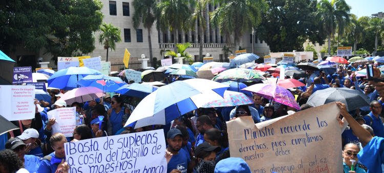Cientos de profesores protestan frente a Educación