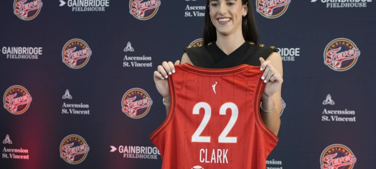Caitlin Clark, del Fever de Indiana, sostiene su jersey tras una conferencia de prensa, el miércoles 17 de abril de 2024, en Indianápolis.