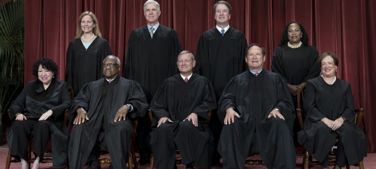 Jueces de la Corte Suprema posan tras la incorporación de la jueza Ketanji Brown Jackson, en la sede de la corte, Washington, 7 de octubre de 2022.