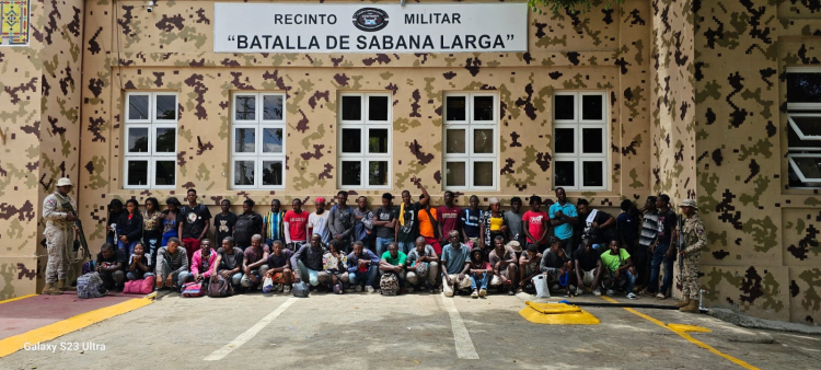 Grupo de los 49 ilegales haitianos arrestados por el Cesfront en Dajabó