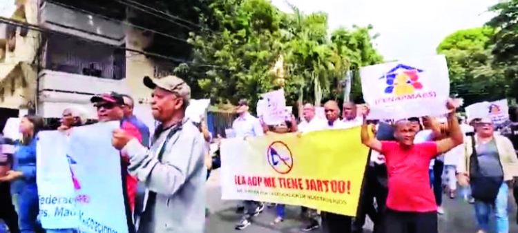 Los manifestantes llegaron hasta la sede nacional de la ADP en Gascue reclamando docencia.