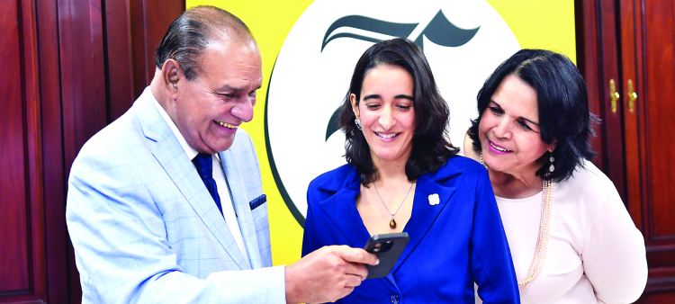 Miguel Franjul, Virginia Antares y Minou Tavárez observan un contenido jocoso en el celular, luego de concluir el Desayuno del Listín Diario.