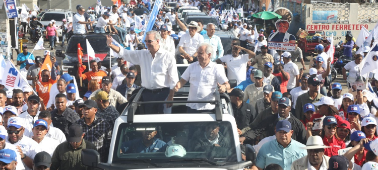 El presidente Abinader y Antonio Taveras recorrieron varios sectores de la provincia Santo Domingo