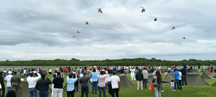 "Show Aéreo" realizado por la Fuerza Aérea de la República Dominicana (FARD) en la Base Isidro.