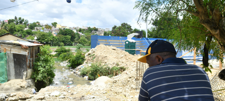 Los trabajos de reconstrucción en la cañada Bonavides han incrementado las penurias de los vecinos de los alrededores.