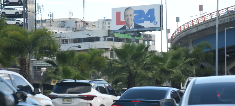 Valla publicitaria del presidente Luis Abinader en la avenida 27 de Febrero, en el Distrito Nacional, la avenida más importante de todo el país