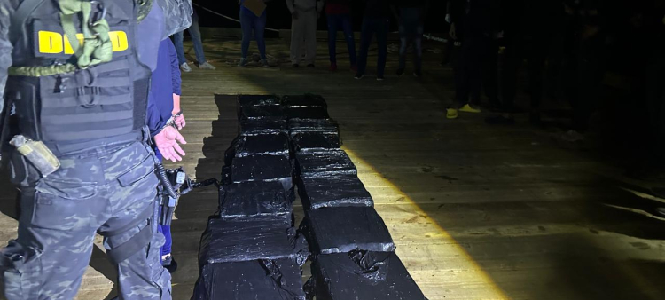 Fotografía muestra 395 paquetes de presunta cocaína incautado por las autoridades.