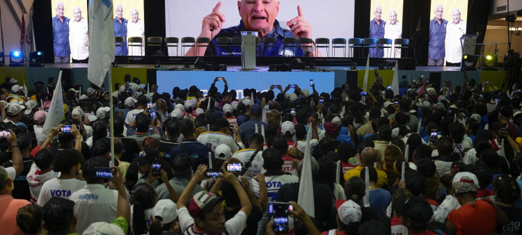 El expresidente Ricardo Martinelli envía un mensaje en video a los partidarios del candidato presidencial José Raúl Mulino durante un acto de clausura de campaña, 
 en la Ciudad de Panamá, el domingo 28 de abril de 2024.