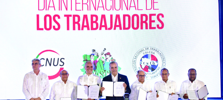 El presidente Luis Abinader y los dirigentes sindicales firmaron ayer un pacto.