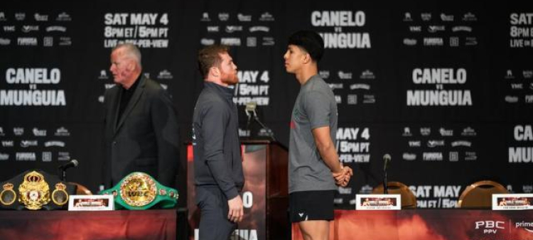 Saul Canelo Alvarez y su rival Jaime Munguía durante la presentación de ambos previo a su combate de este sábado en Las Vegas.