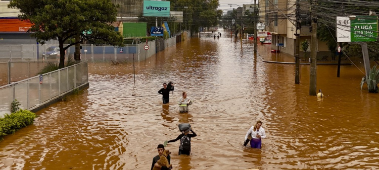 Vista aérea de personas caminando por una calle inundada en el barrio Navegantes en Porto Alegre, estado de Rio da Grande do, Brasil, el 4 de mayo de 2024