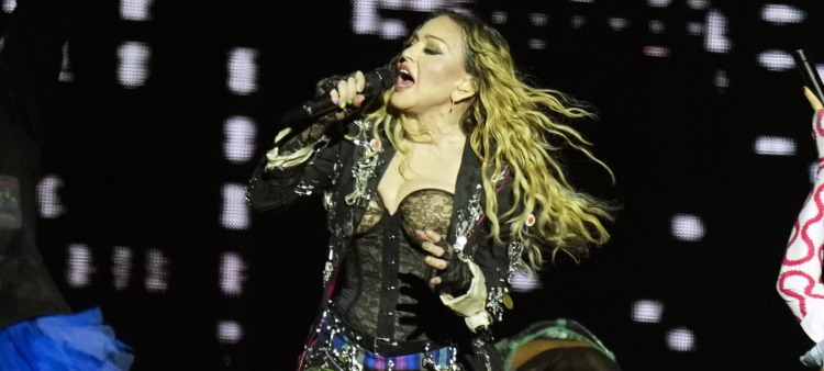 Madonna se presentó el último concierto de la gira "The Celebration Tour", en la playa de Copacabana, en Río de Janeiro, Brasil, el sábado 4 de mayo.