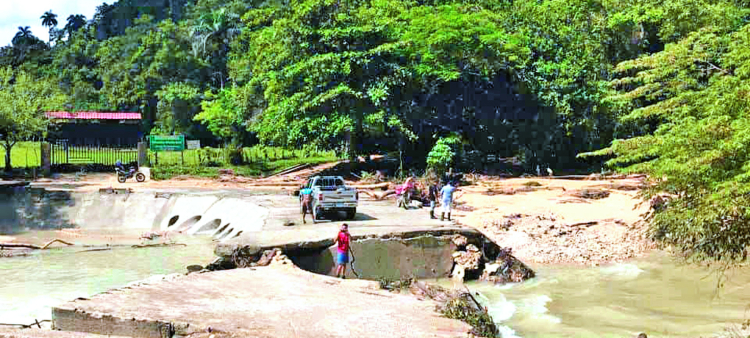 a crecida del río Arroyo Blanco causó el desplome de un puente aislando a varias localidades.