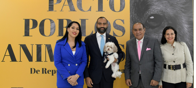 Samuel Sena, el presidente  del Consejo de Desarrollo Económico y Social de Santo Domingo (Codessd),hizo la firma del Pacto de los Animales
