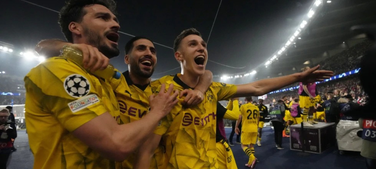 Los jugadores del Borussia Dortmund celebran al final del partido de vuelta de la semifinal de la Liga de Campeones ante el PSG.