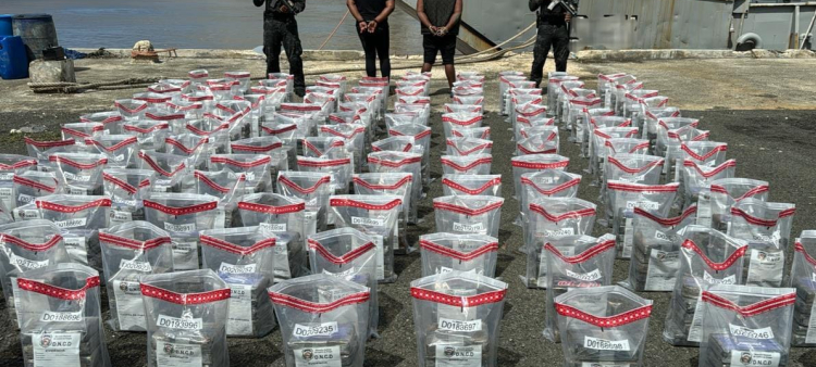 Los agentes confiscaron 27 pacas, conteniendo en su interior los 675 paquetes de la sustancia.