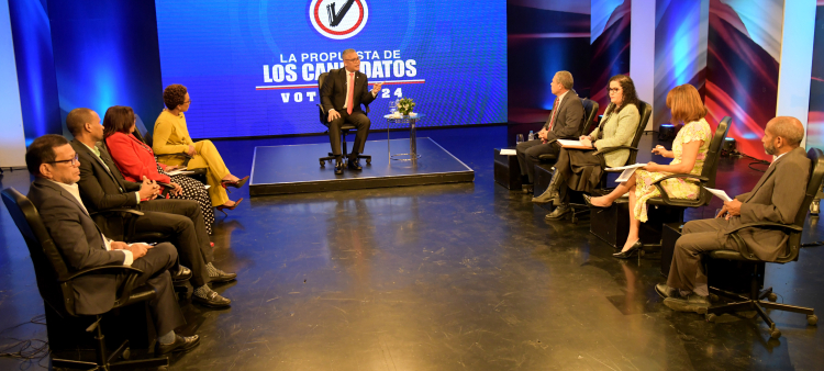 El candidato presidencial, Carlos Peña, responde preguntas en "La propuestas de los candidatos", del Grupo de Comunicaciones Corripio.