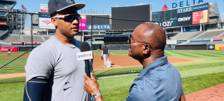 Luis Gil lanzador abridor de los Yankees es entrevistado este miércoles por Daniel Reyes tras su brillante labor en que venció a Justin Verlander.