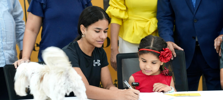 Pilar Amelia y Ana Victoria Franjul Crespo, nietas del director de LISTÍN DIARIO, Miguel Franjul, firman el Pacto por los Animales.