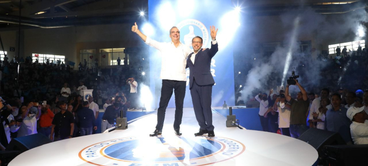 El candidato presidencial del Partido Revolucionario Moderno (PRM) cerró la campaña en el Distrito Nacional con un contundente acto de masas en el Pabellón de Voleibol