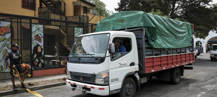 camión que transporta animales del zoológico Simón Bolivar