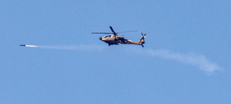 Esta imagen  muestra un helicóptero del ejército israelí disparando un misil a lo largo de la Franja de Gaza el 13 de mayo de 2024, en medio de los combates en curso entre Israel y el grupo militante palestino Hamás
