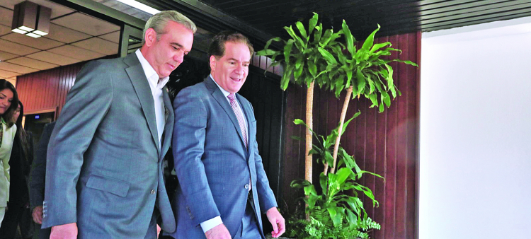 El presidente Luis Abinader cuando llegaba al Listín Diario, donde fue recibido por el presidente de la Editora, Manuel Corripio, para la entrevista en "De cara al elector".