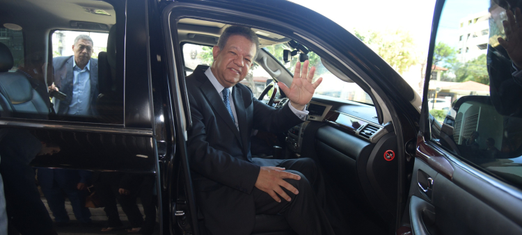 El expresidente Leonel Fernández aborda su vehículo a su salida del Listín diario