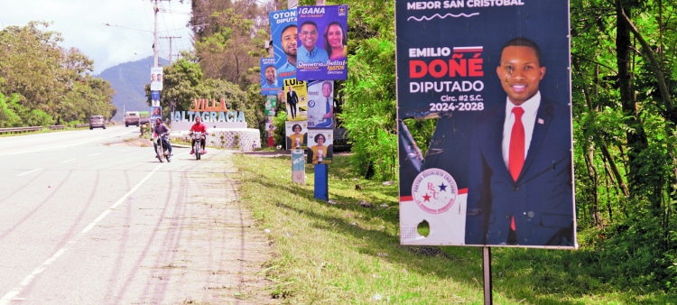 Uno de los tramos de la autopista Duarte saturado de propaganda política.