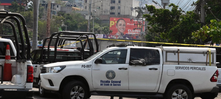 Un vehículo de los servicios forenses de la Procuraduría General de Justicia del Estado de Guerrero es visto en el lugar donde el candidato del PRI a la alcaldía de Coyuca de Benítez, Aníbal Zúñiga Cortés, y su esposa, Rubí Bravo, fueron asesinados