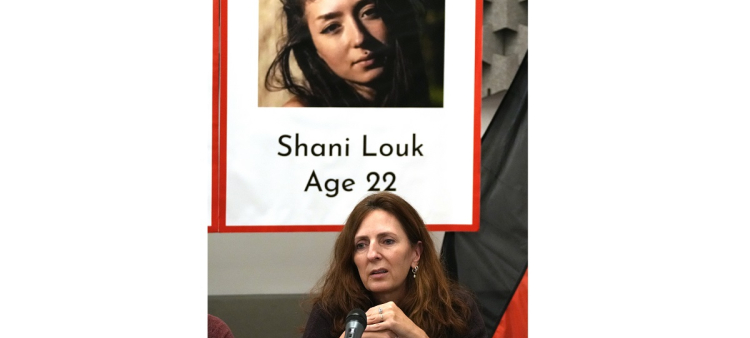 Ricarda Louk frente a una foto de su hija Shani Louk, secuestrada el 7 de octubre del 2023.