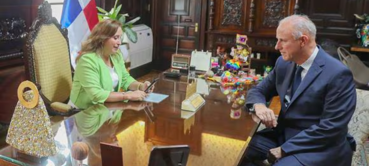 La presidenta peruana Dina Baluarte y el canciller Javier González