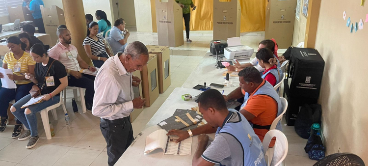 Un ciudadano ejercer su derecho al voto en las elecciones en la provincia Santiago
