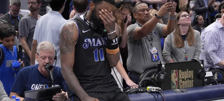 Kyrie Irving se seca las lágrimas mientras espera para ser entrevistado luego que los Mavericks dejaron en el camino al Thunder.