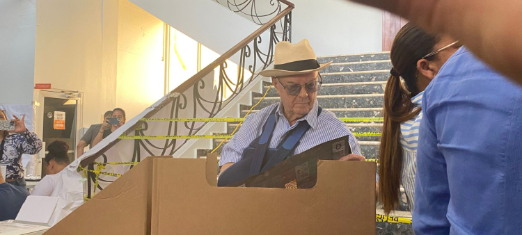 Fotografía muestra a expresidente de la República Hipólito Mejía ejerciendo su derecho al voto.