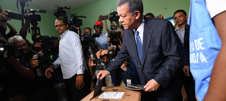El expresidente Leonel Fernández al ejercer su voto en la escuela República Dominicana, del sector Villa Juana, en la capital dominicana