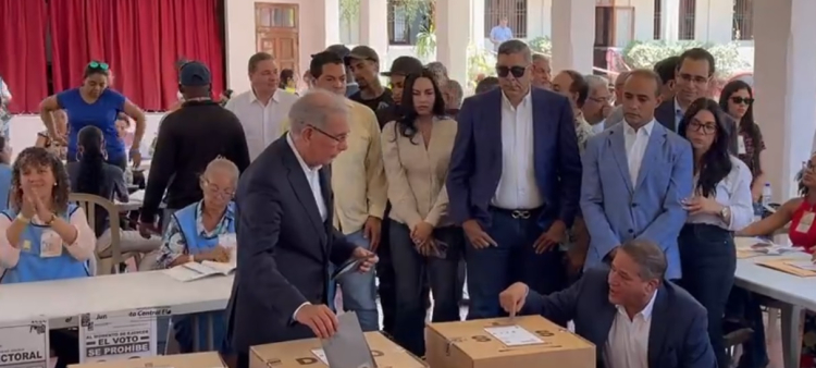 El ex presidente Danilo Medina al ejercer su derecho al voto este mediodía