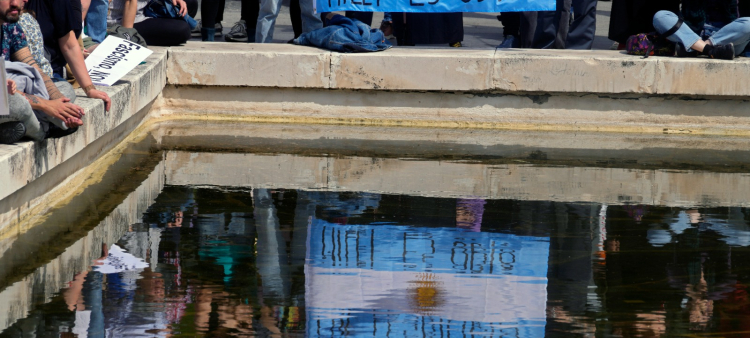 Una bandera de Argentina, con la frase “Milei es odio”, ayer durante una manifestación contra el fascismo en Madrid, coincidiendo con un acto organizado por Vox.