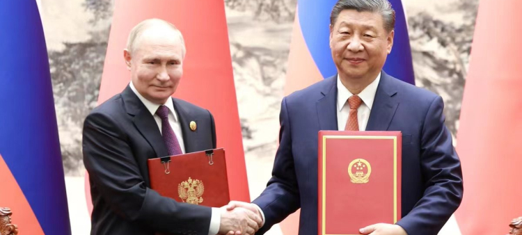 Presidente Ucraniano, Vladimir Putin junto al presidente chino, Xi Jinpign durante encuentro.