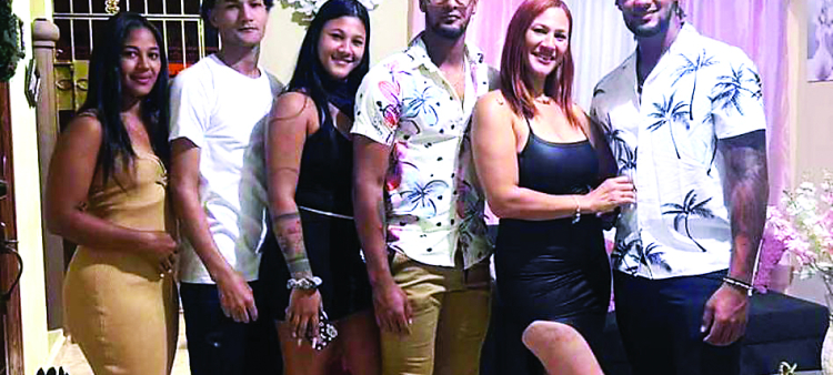 Cándida García junto a sus cinco hijos , los gemelos Roddery y Rolddy Muñoz, así como el otro integrante del trío Ronald y las hembras Carla y Merlin.